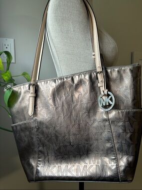 MICHAEL KORS jet set metallic tote